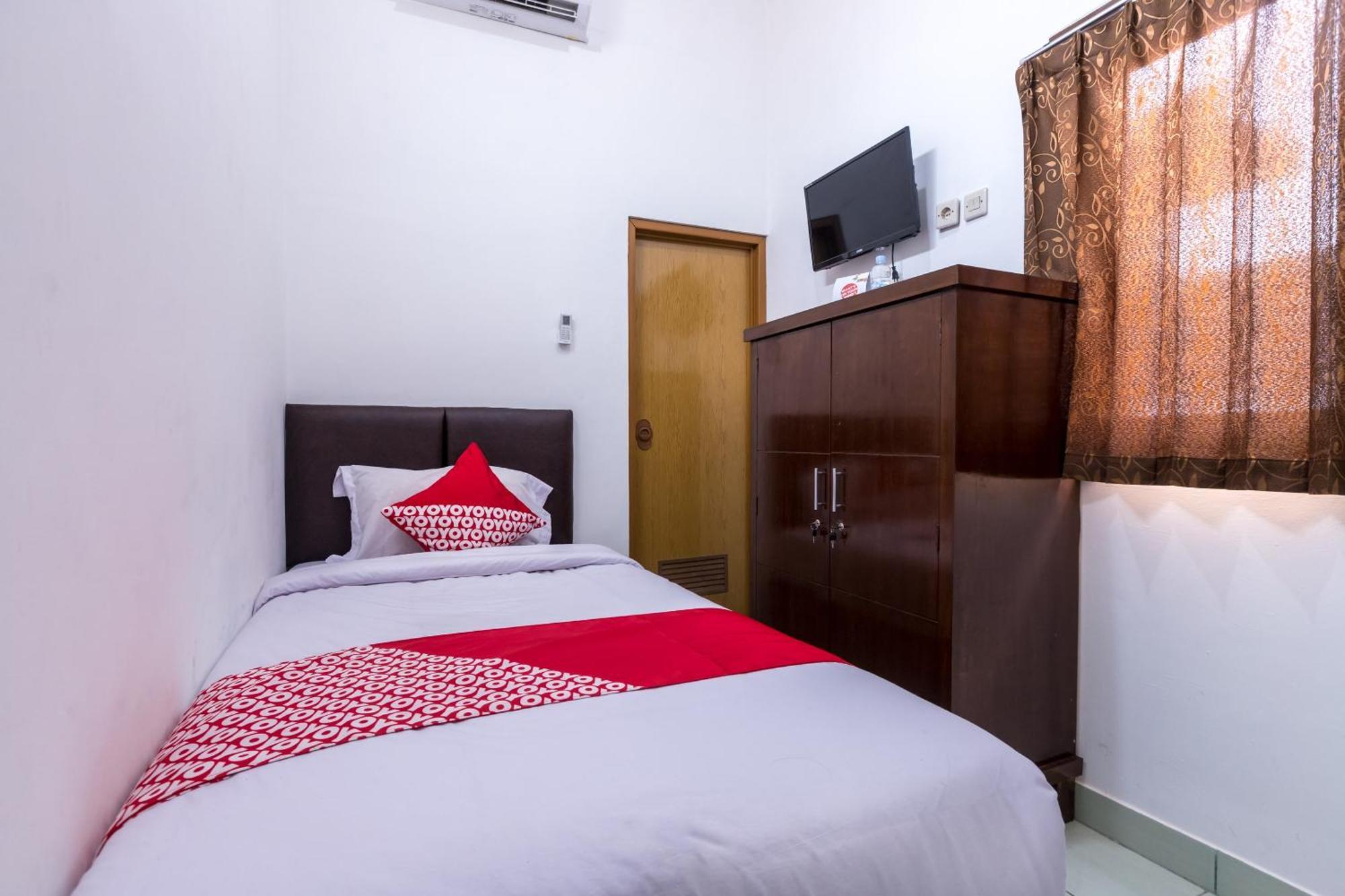 Oyo 1082 Kost Arie 1 Hotel Jakarta Exterior photo