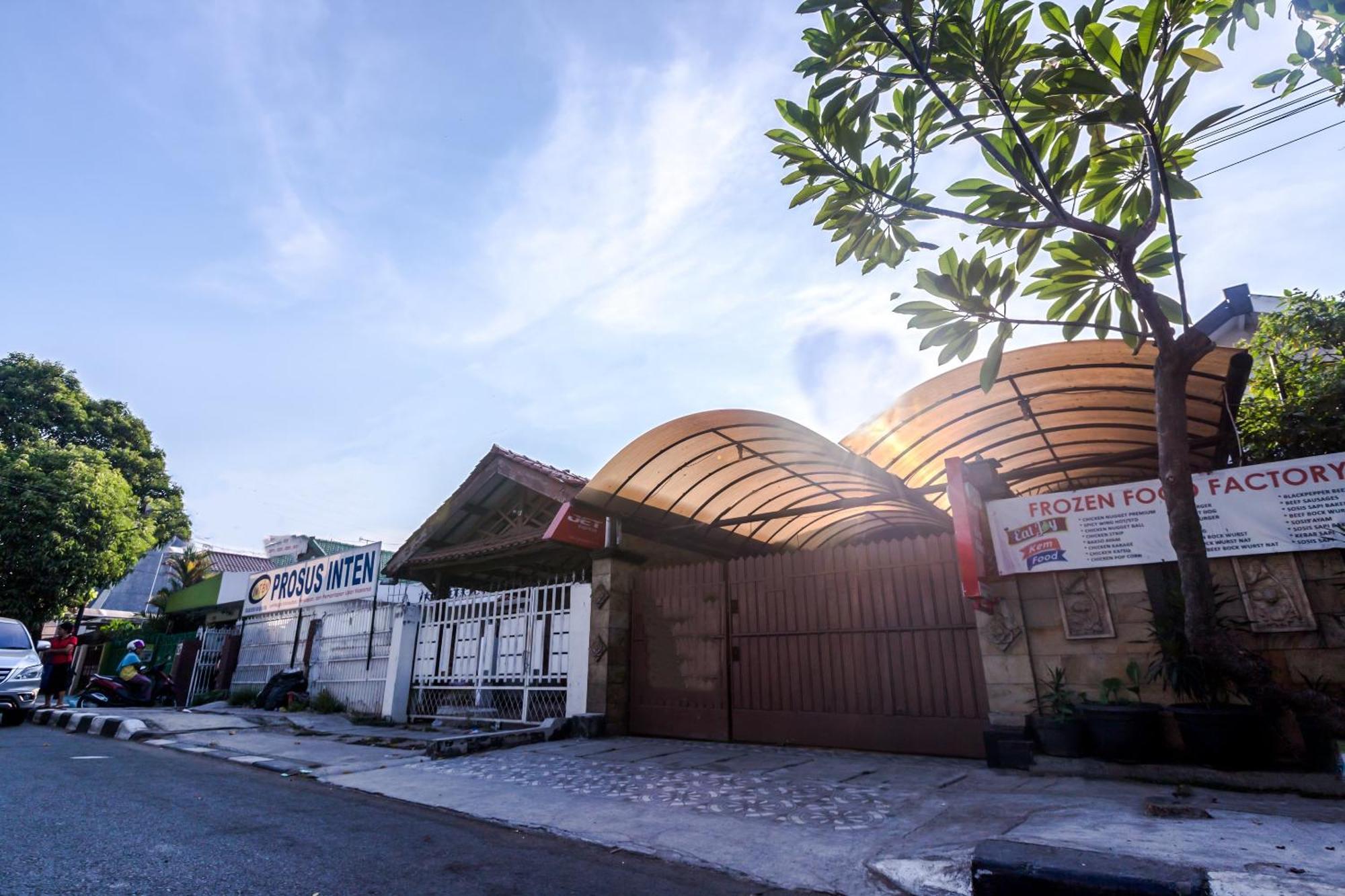 Oyo 1082 Kost Arie 1 Hotel Jakarta Exterior photo